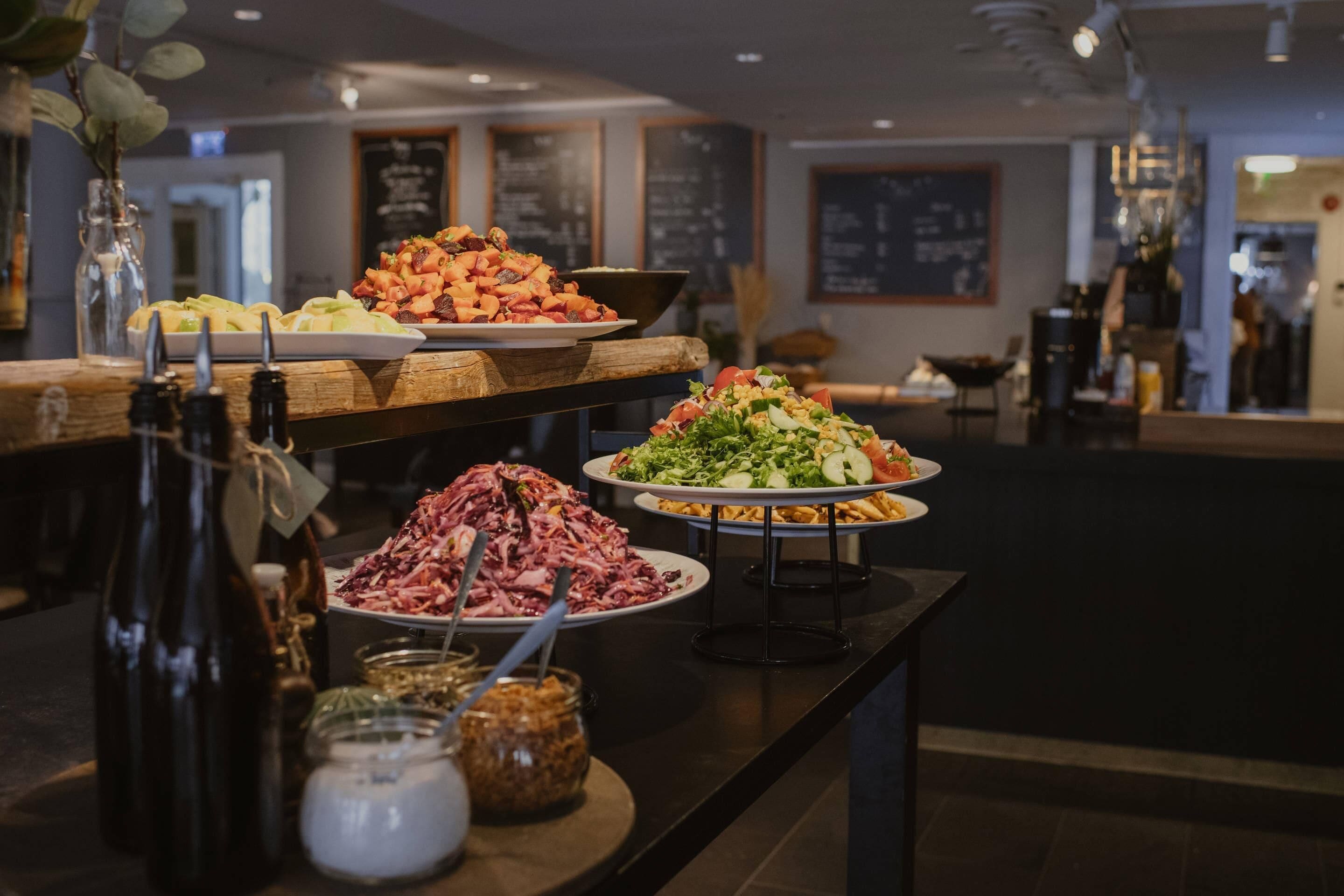 Frukost och middag serveras