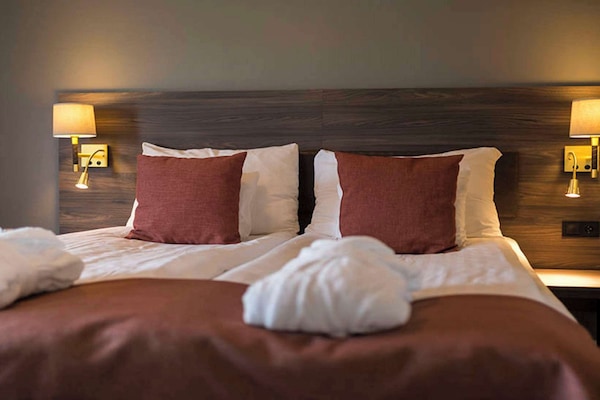 Meja kerja dan ruang kerja ramah laptop