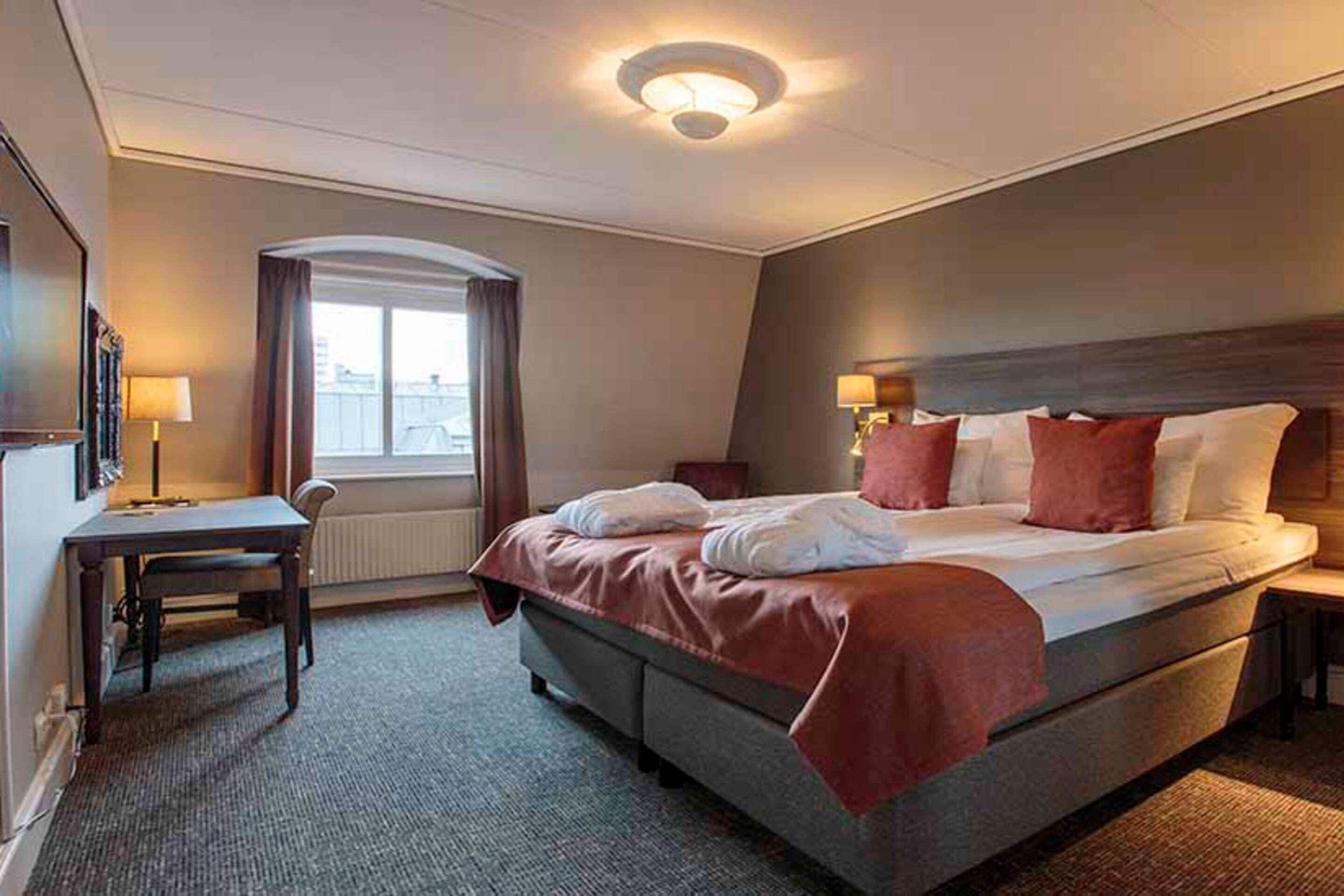 Desk, laptop workspace, cribs/infant beds, rollaway beds