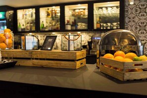 供應早餐和晚餐