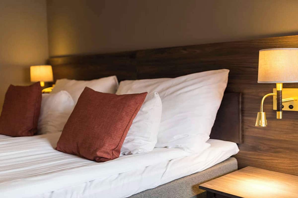 desk, laptop workspace, cots/infant beds, rollaway beds