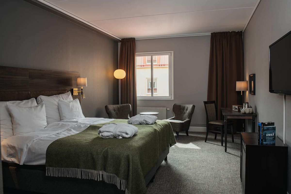 Habitación doble Deluxe, para no fumadores | Escritorio, espacio para trabajar con laptop, cunas y camas extra