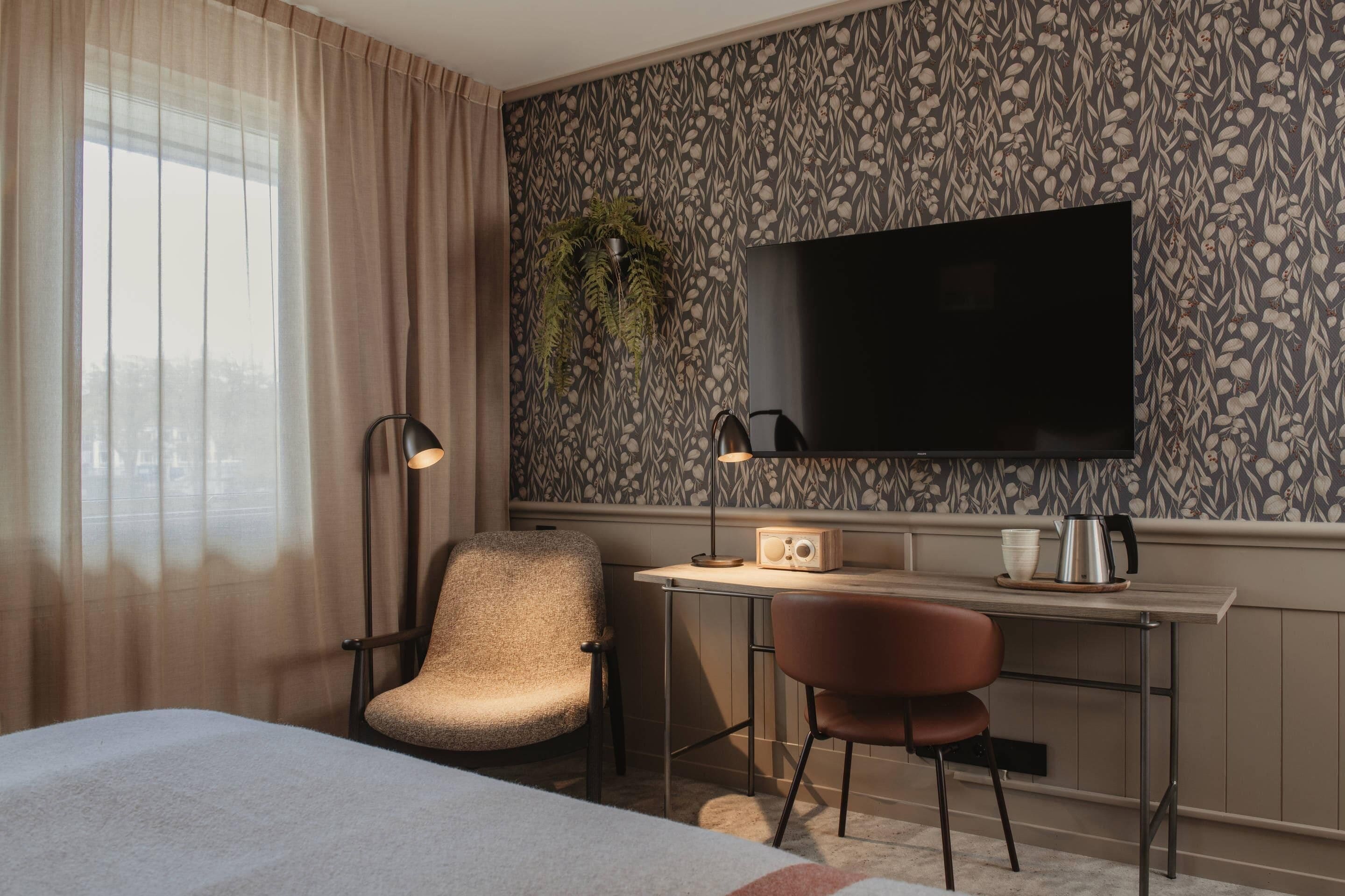 Rom – superior, 1 dobbeltseng | Skrivebord, skrivebord for bærbar PC, strykejern/-brett og sengetøy