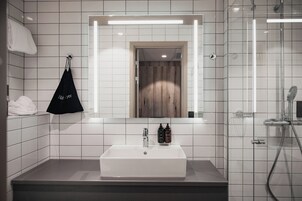 Habitación superior, 1 cama doble | Baño | Secador de pelo, suelo radiante, toallas y jabón