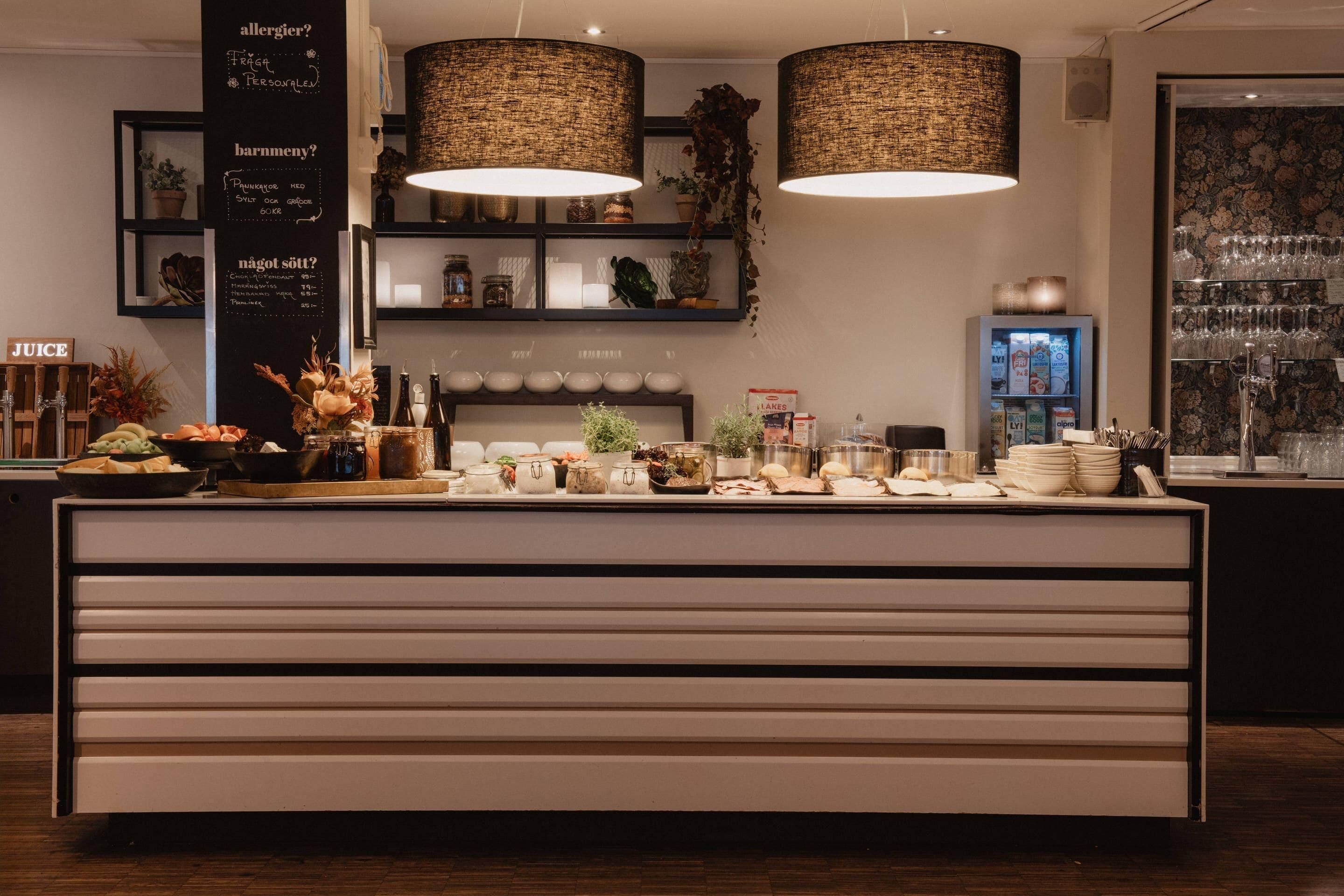 Petit déjeuner et dîner servis sur place