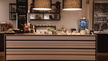 Petit déjeuner et dîner servis sur place