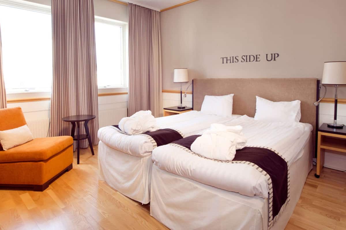 Standard Room | Desk, laptop workspace, iron/ironing board, bed sheets