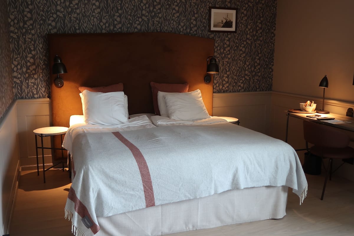 Standard Room | Desk, laptop workspace, iron/ironing board, bed sheets