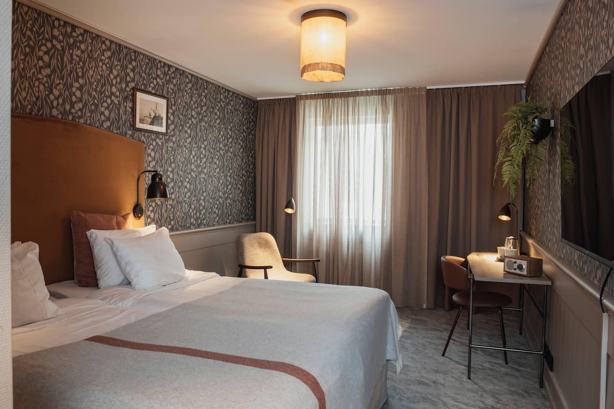 Escritorio y espacio para trabajar con laptop