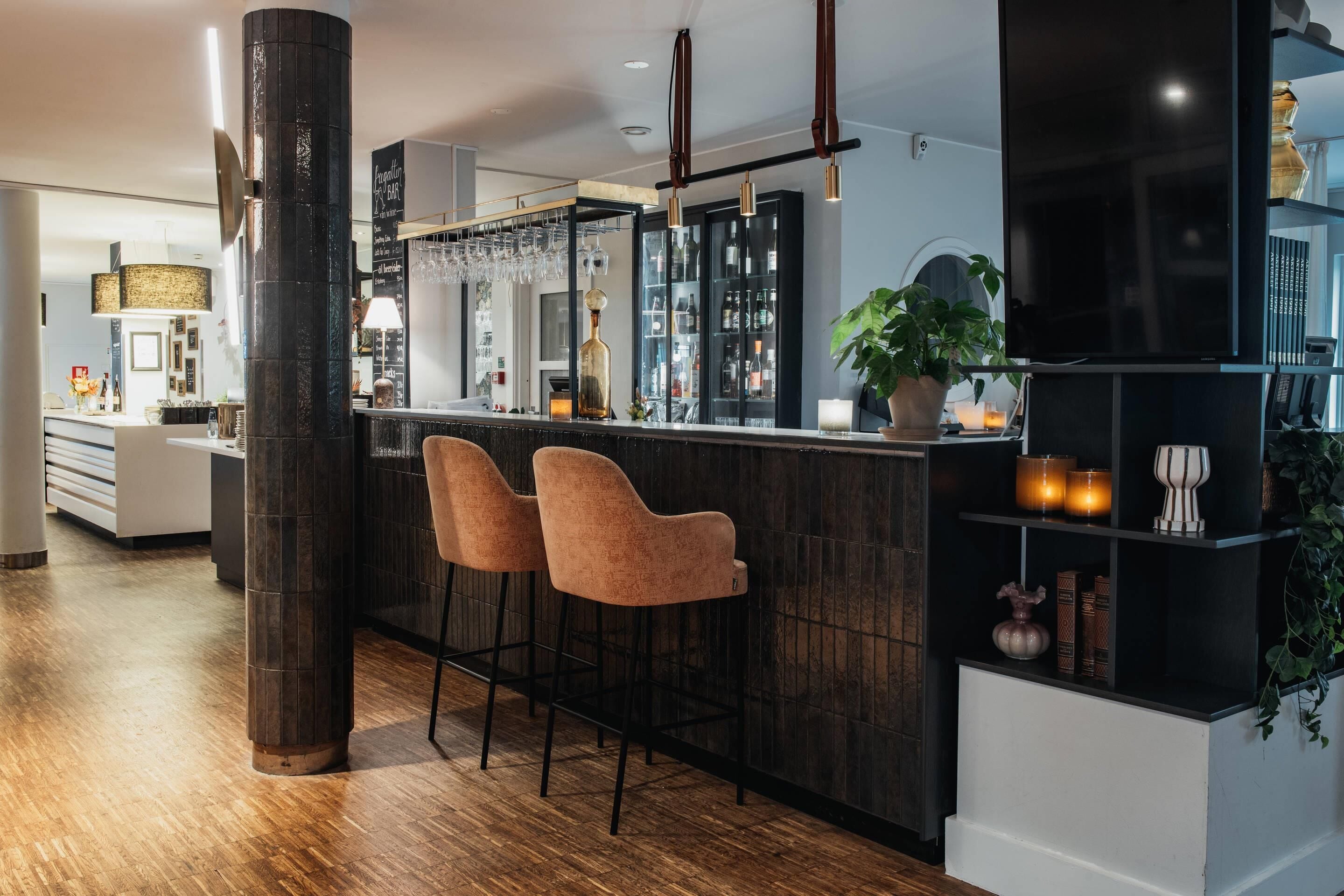 Frokost og middag serveres