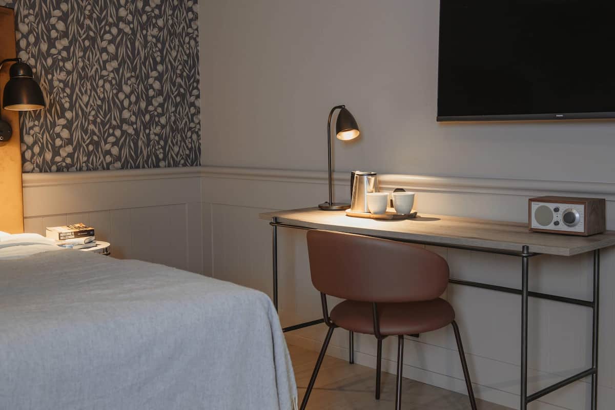 Escritorio y espacio para trabajar con laptop