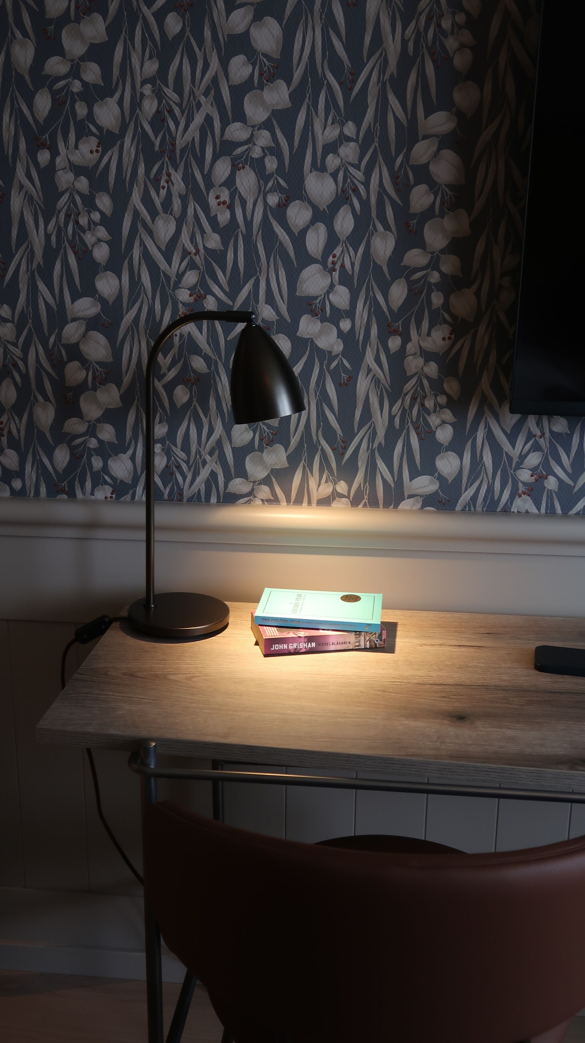 family room, non smoking | desk, laptop workspace, iron/ironing board, bed sheets