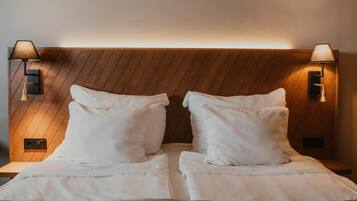 Dubbelrum - inga fönster (Compact) | Skrivbord, arbetsyta för laptop, strykjärn/strykbräda och sängkläder