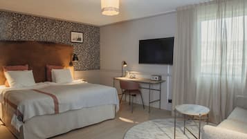 Family Room, Non Smoking | Desk, laptop workspace, iron/ironing board, bed sheets