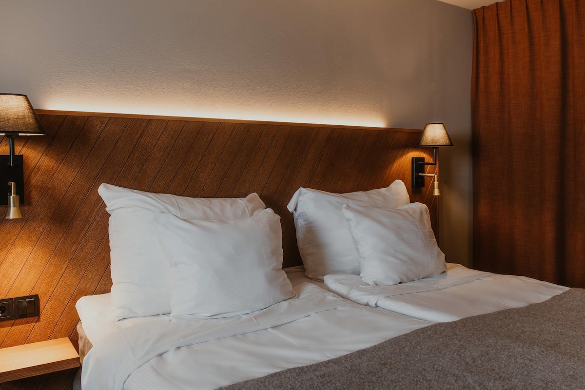 Double Room, No Windows (Compact)