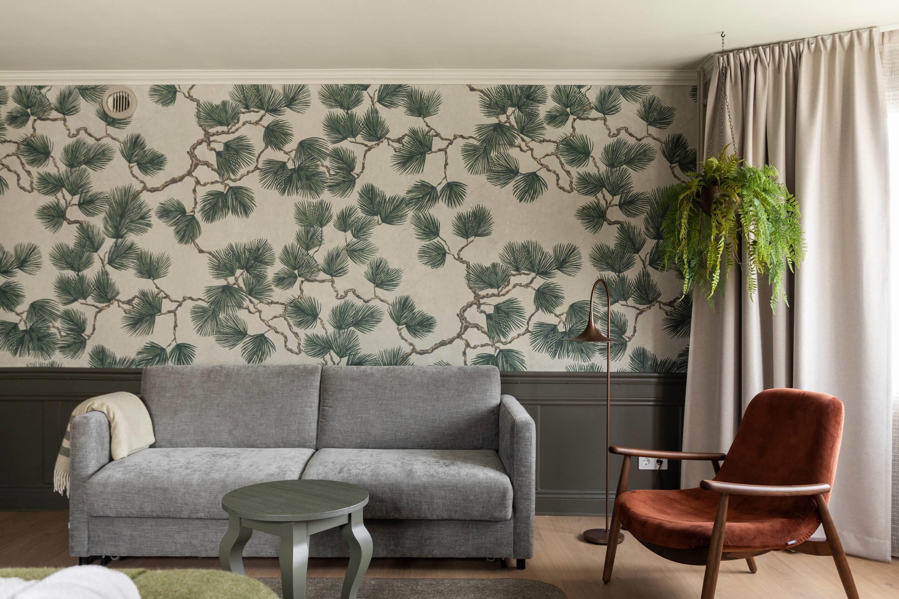 Minibar, escritorio, tabla de planchar con plancha y cunas 