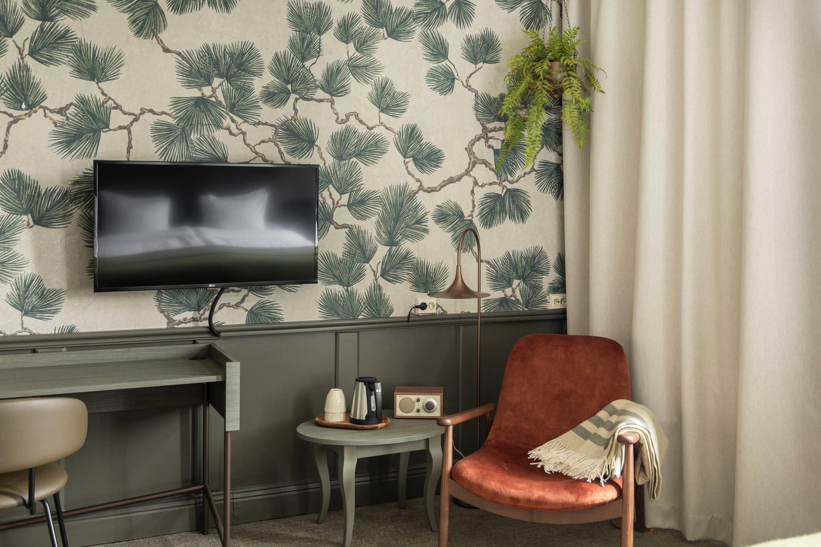 Minibar, escritorio, tabla de planchar con plancha y cunas 