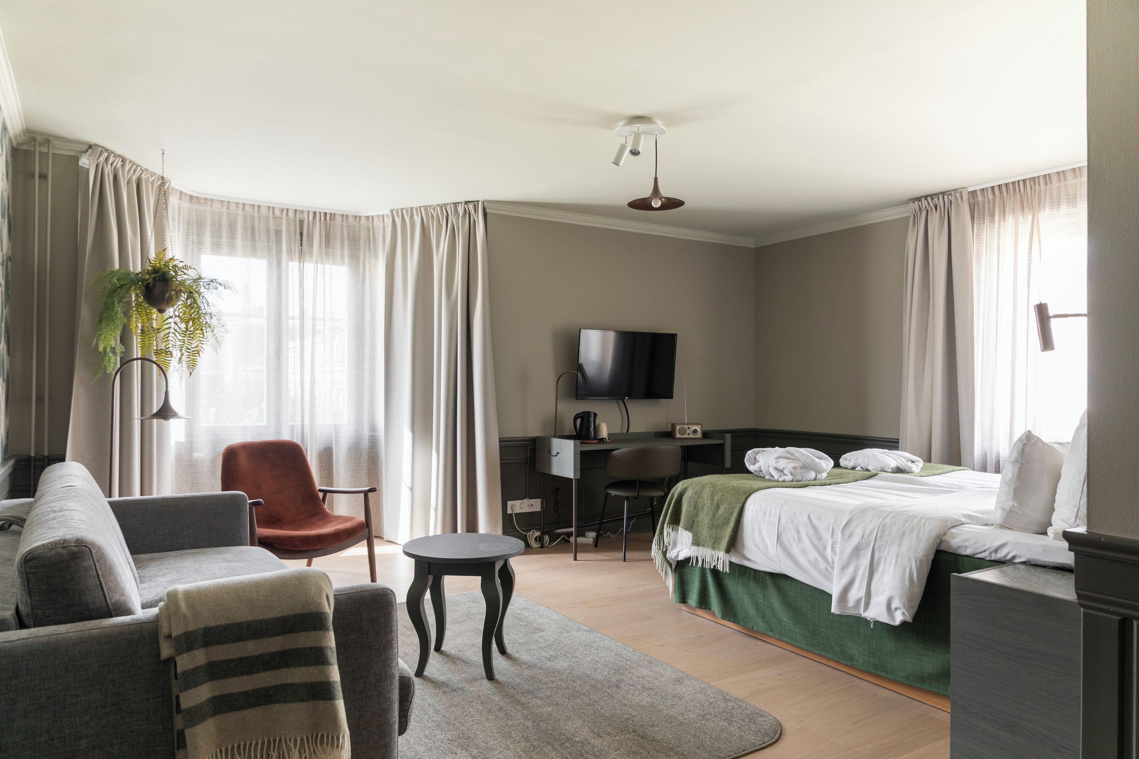 Minibar, escritorio, tabla de planchar con plancha y cunas 