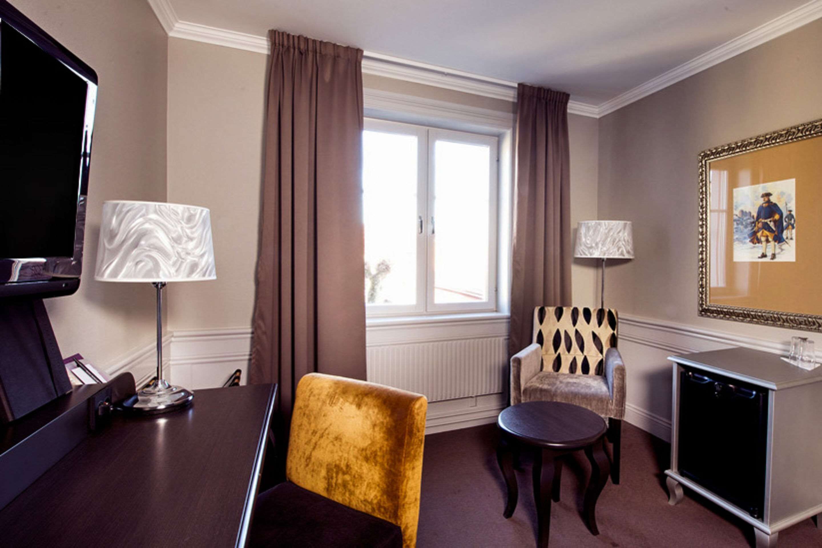 minibar, desk, iron/ironing board, cots/infant beds