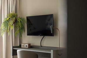 Habitación superior, 2 camas individuales | Minibar, escritorio, tabla de planchar con plancha y cunas 