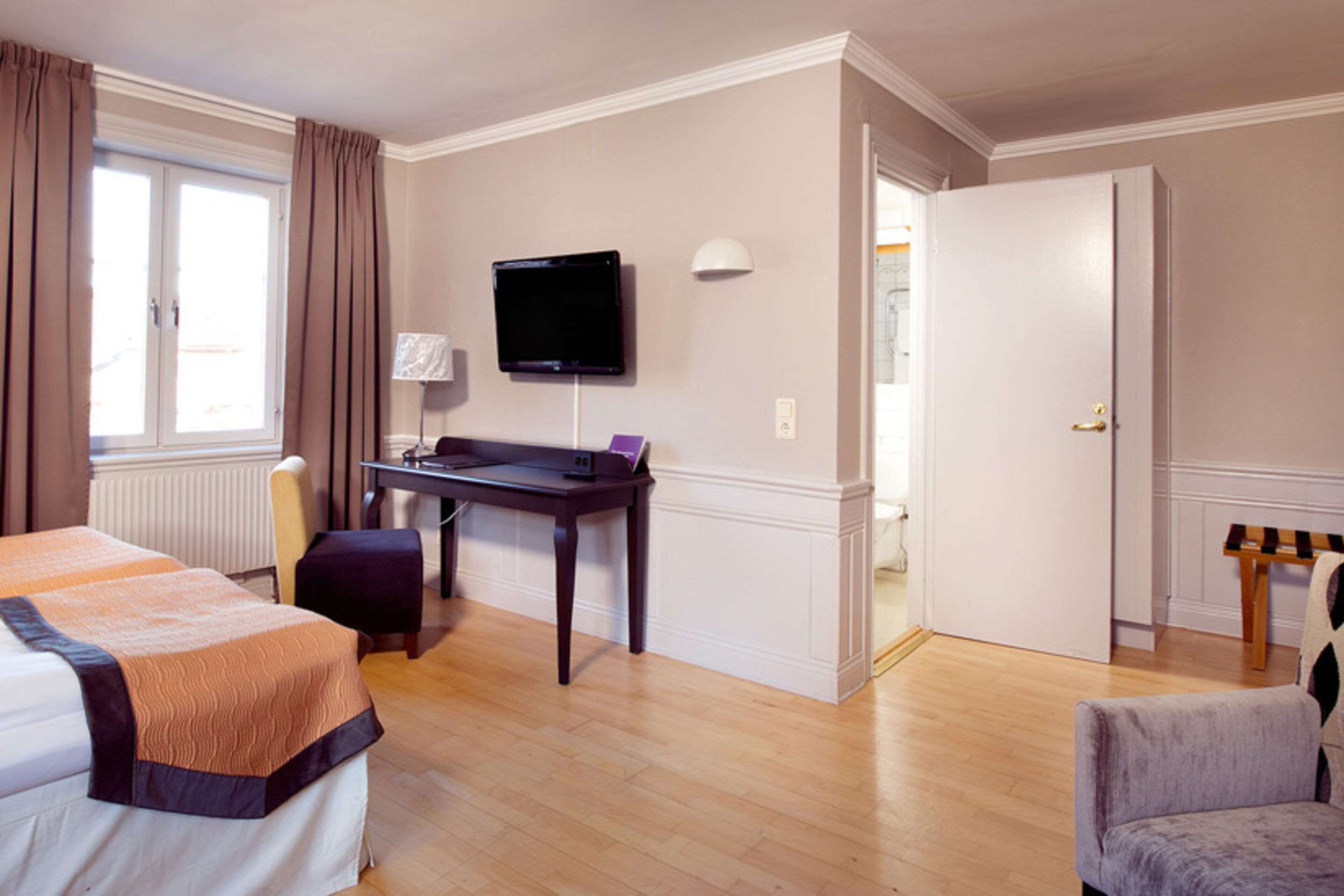 minibar, desk, iron/ironing board, cots/infant beds