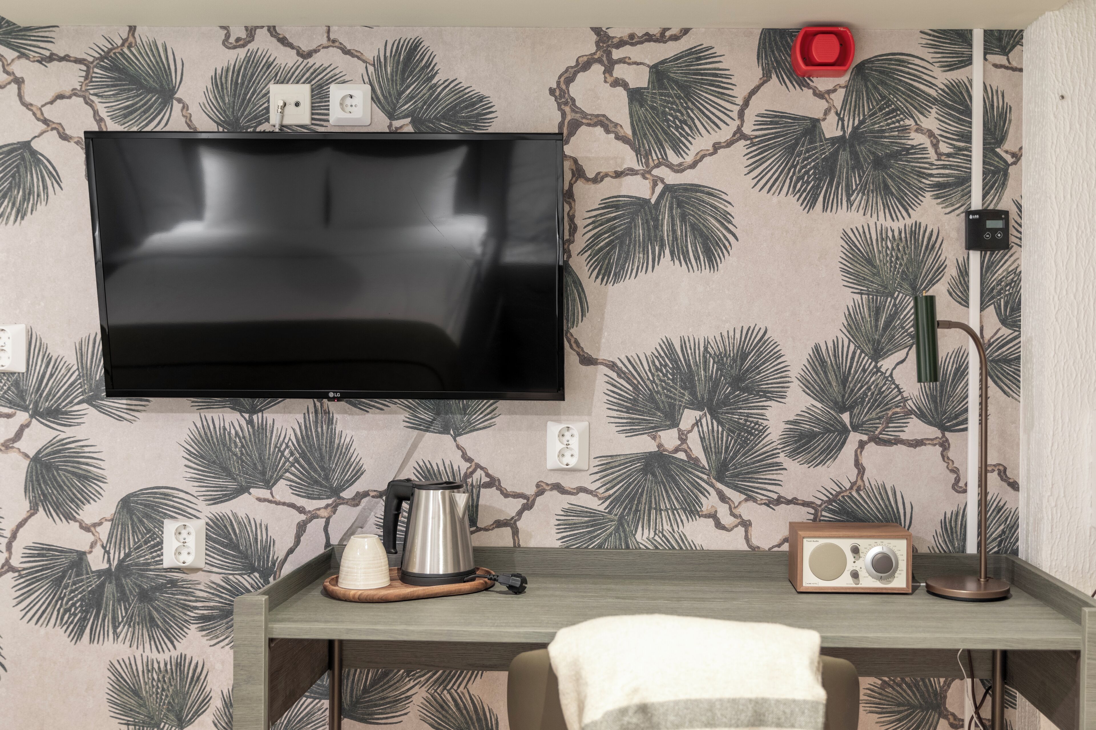 Minibar, escritorio, tabla de planchar con plancha y cunas 