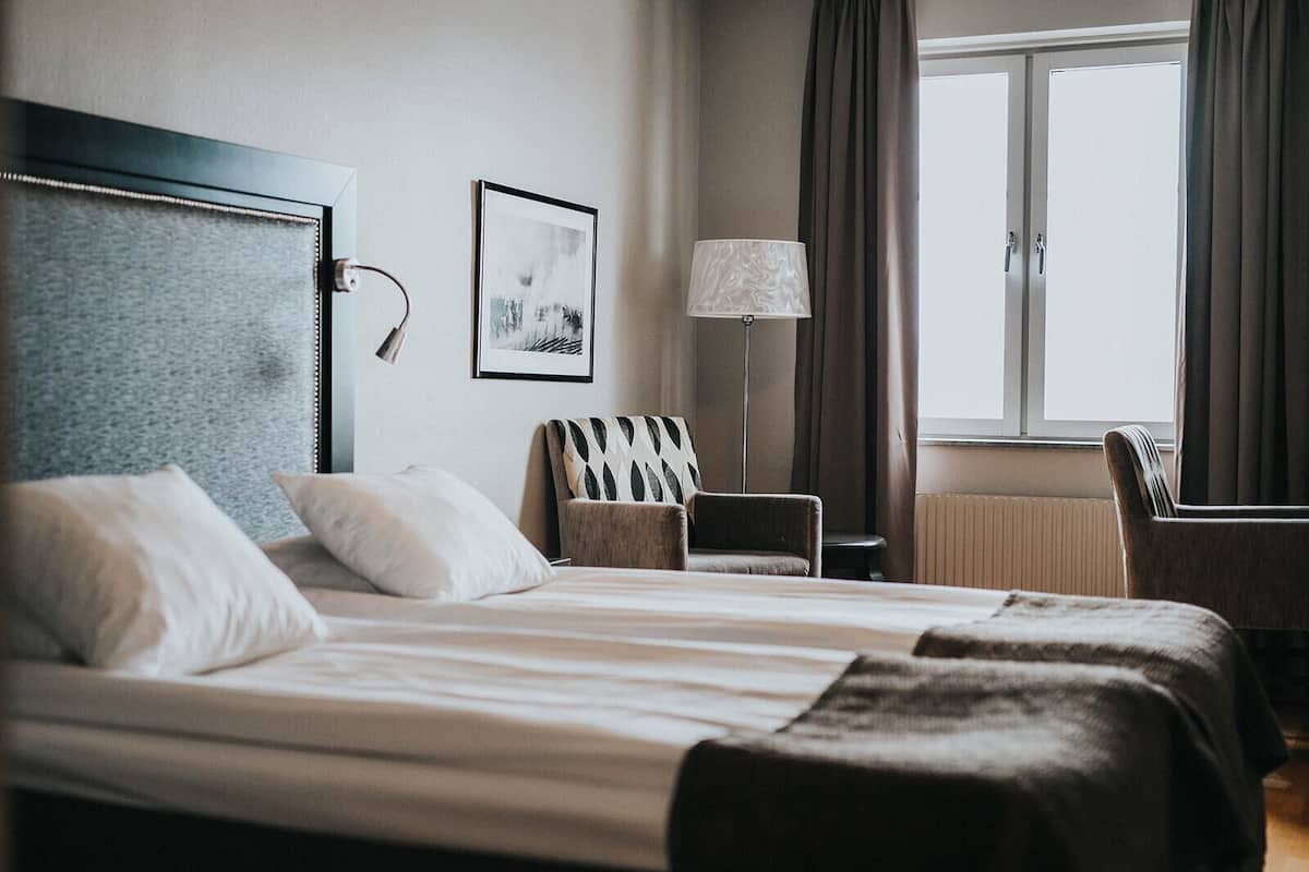 standard room, 2 single beds | minibar, desk, iron/ironing board, cots/infant beds