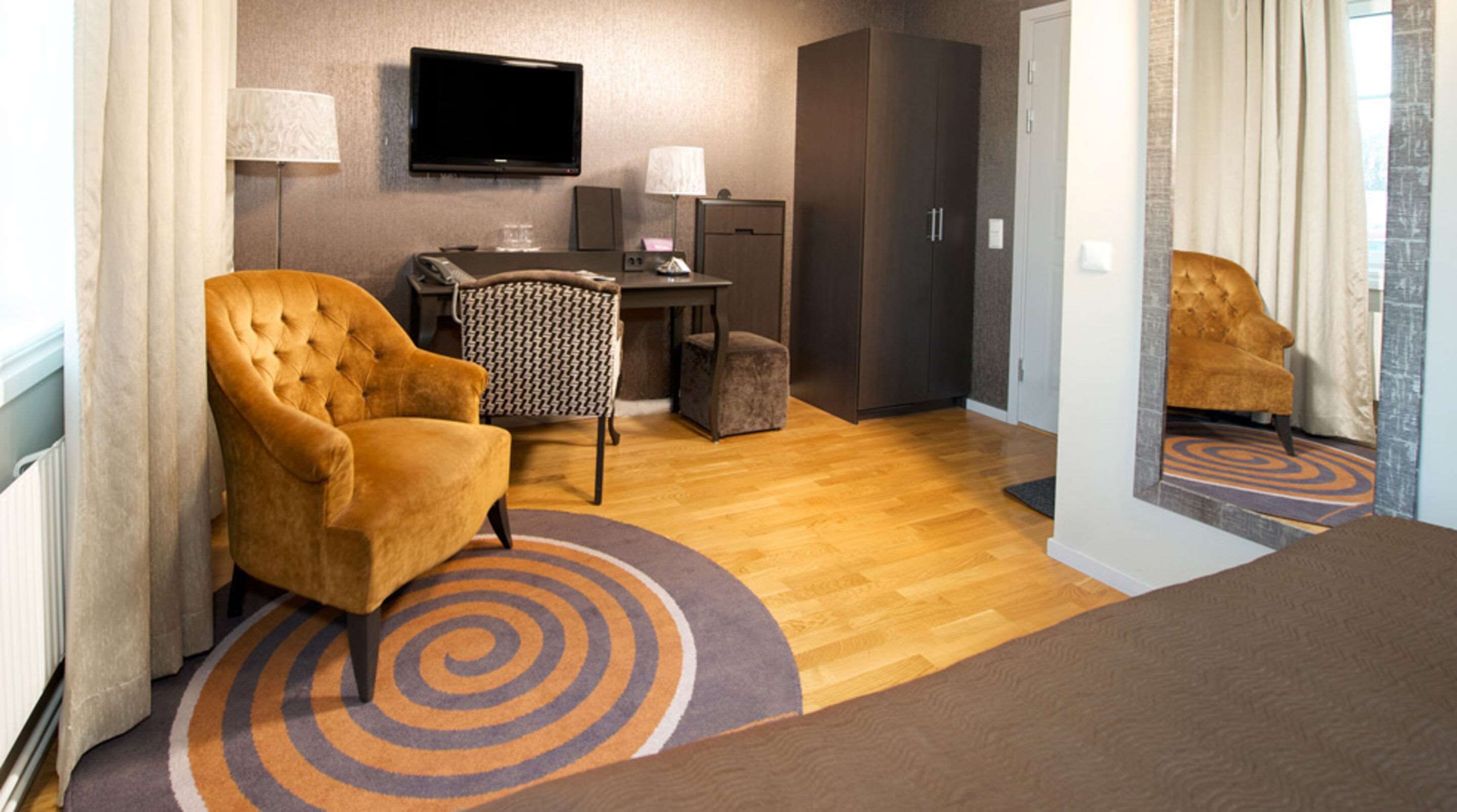 minibar, desk, iron/ironing board, cots/infant beds