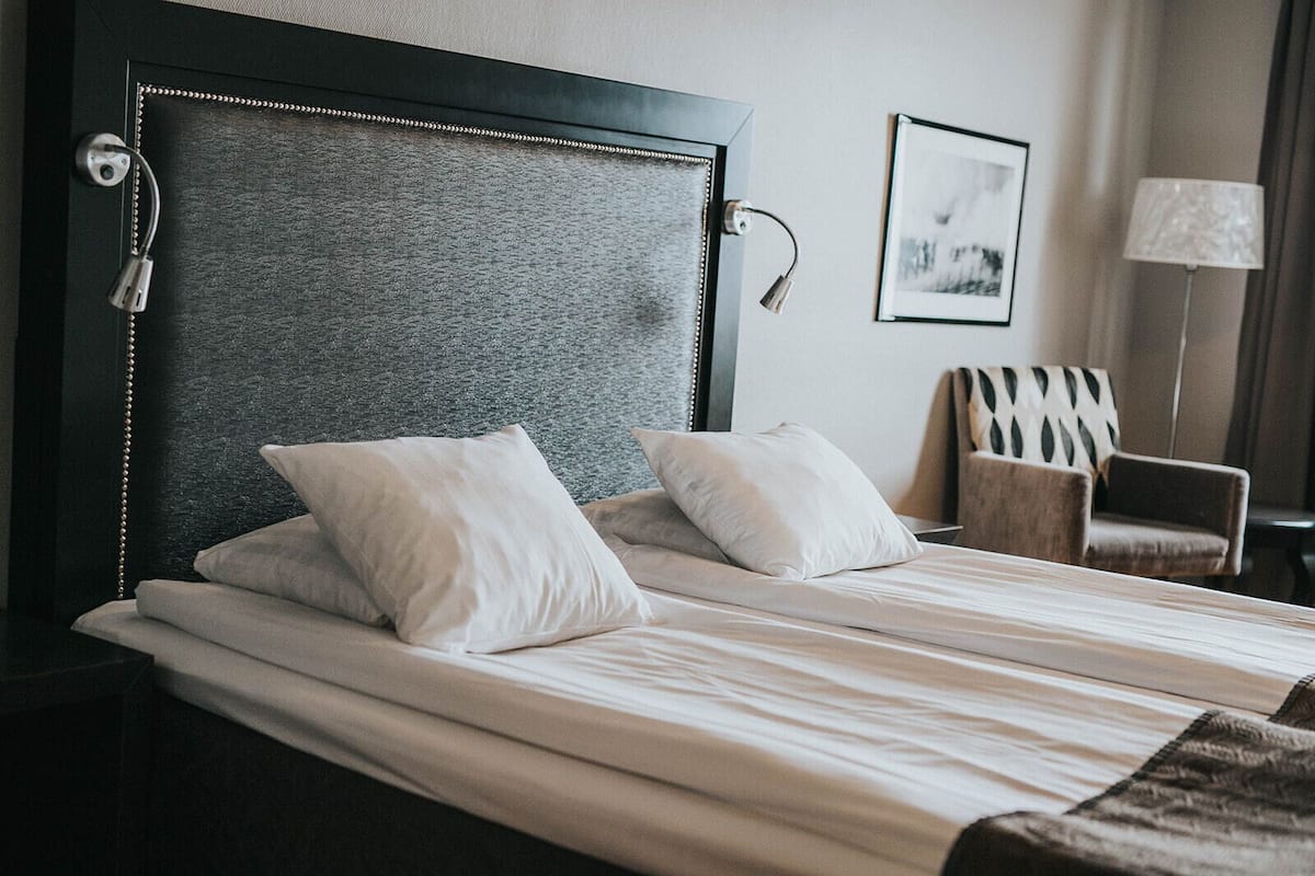 standard room, 2 single beds | minibar, desk, iron/ironing board, cots/infant beds