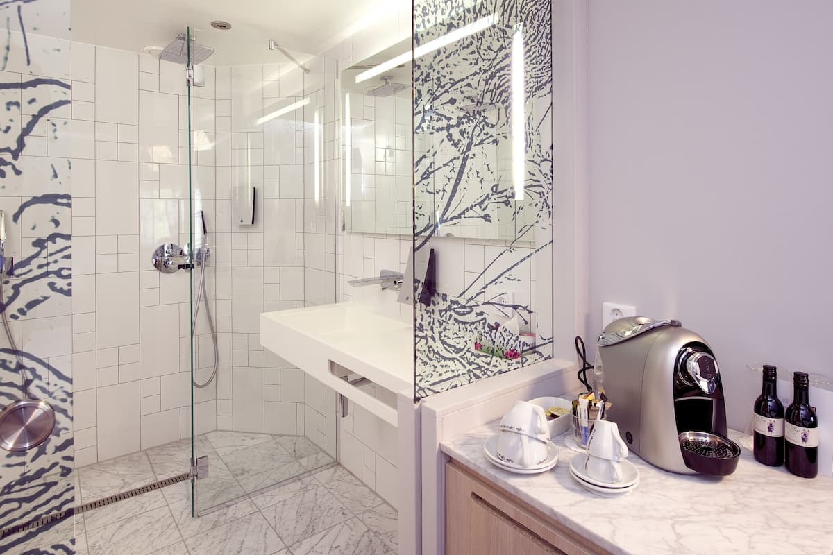 desk, iron/ironing board, cots/infant beds, wifi