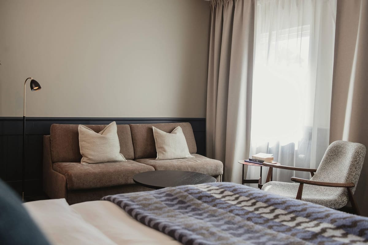 Kamar Double Deluks, 1 Tempat Tidur Double dengan tempat tidur Sofa, Bebas Asap Rokok | Meja kerja, setrika/meja setrika, dan tempat tidur bayi (biaya tambahan)