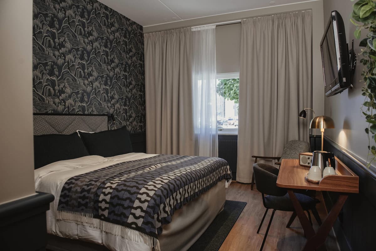 Standard Room, 1 Double Bed | Desk, iron/ironing board, cribs/infant beds, WiFi