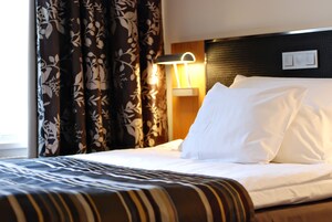 In-room safe, desk, iron/ironing board, cribs/infant beds