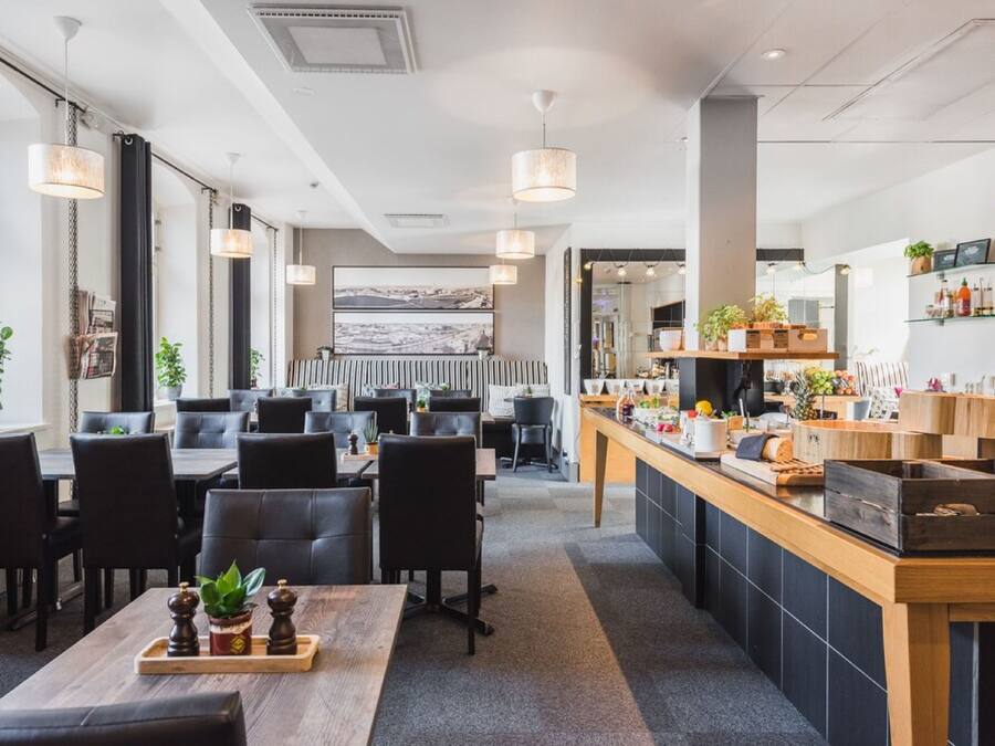 Café da manhã com buffet grátis todos os dias