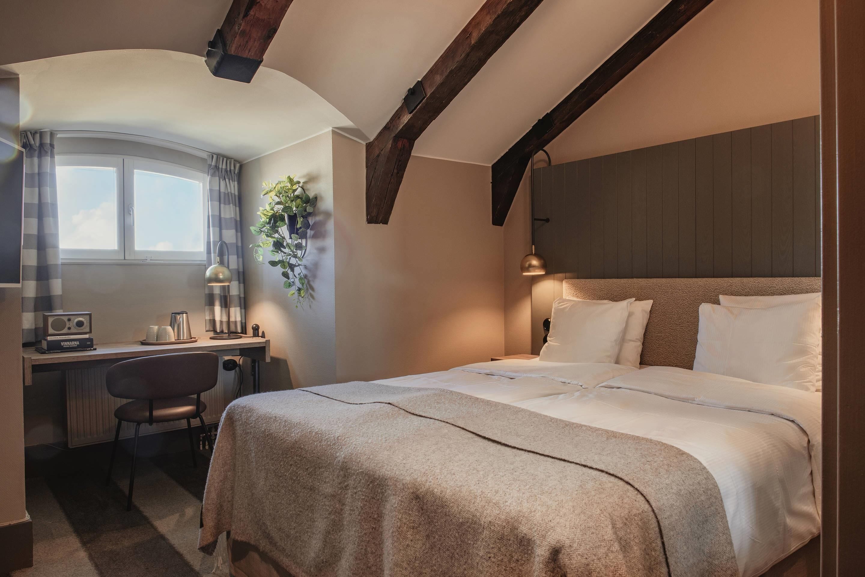 Habitación estándar, 1 cama doble | Escritorio, cortinas opacas, tabla de planchar con plancha