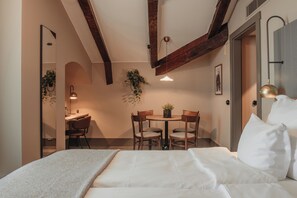 Een bureau, verduisterende gordijnen, een strijkplank/strijkijzer