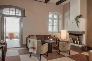 Lobby lounge