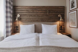 Habitación estándar, 1 cama matrimonial | Escritorio, cortinas blackout, tabla de planchar con plancha y cunas 