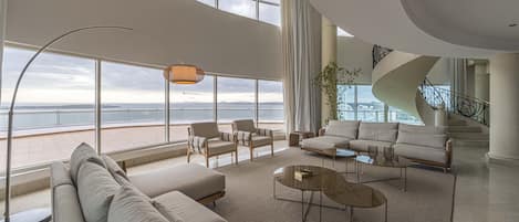 Een minibar, een bureau, verduisterende gordijnen, babybedden (toeslag)