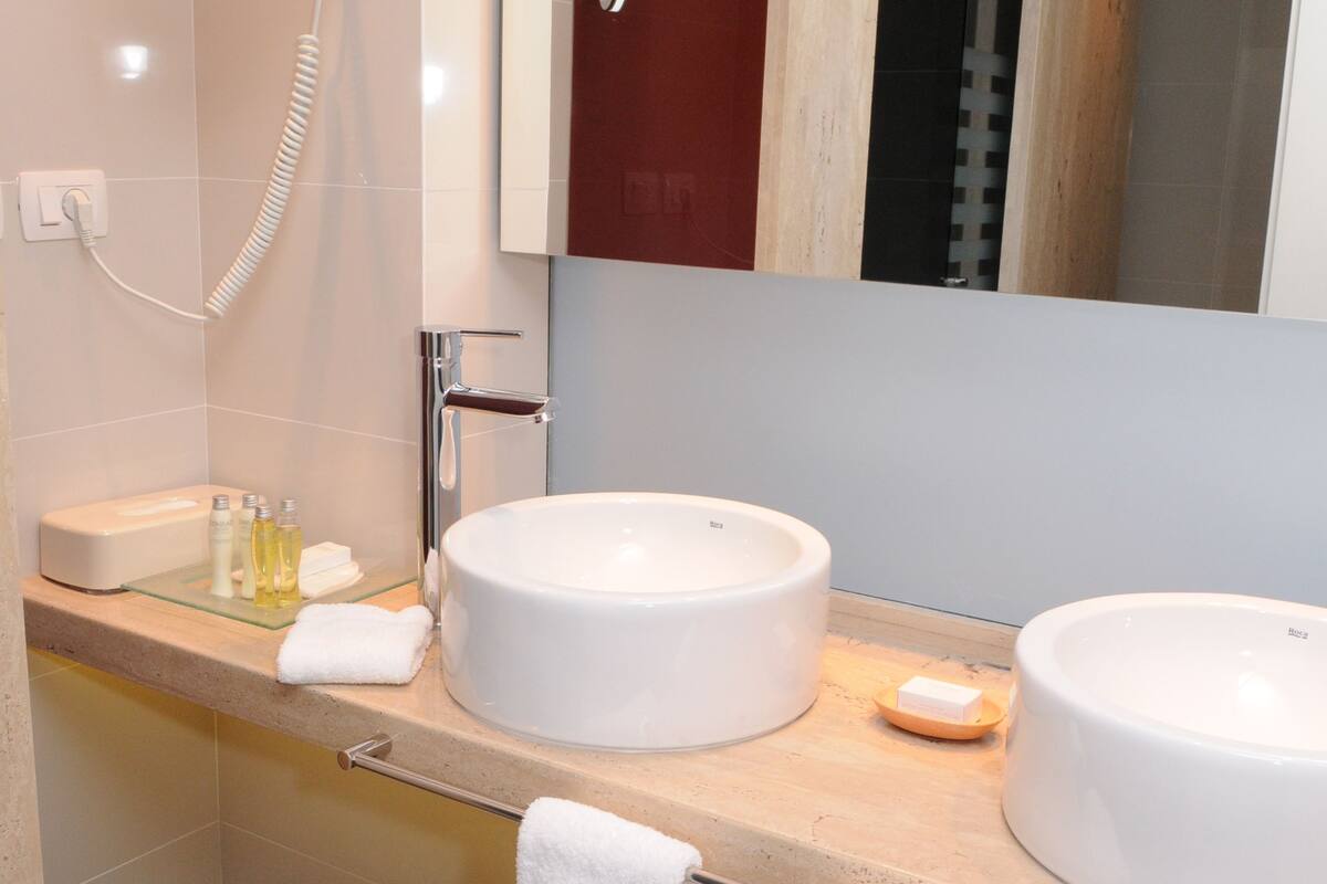 combined shower/bathtub, rainfall showerhead, free toiletries, bathrobes