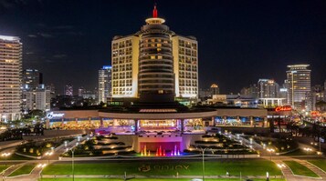 Fachada da propriedade à noite