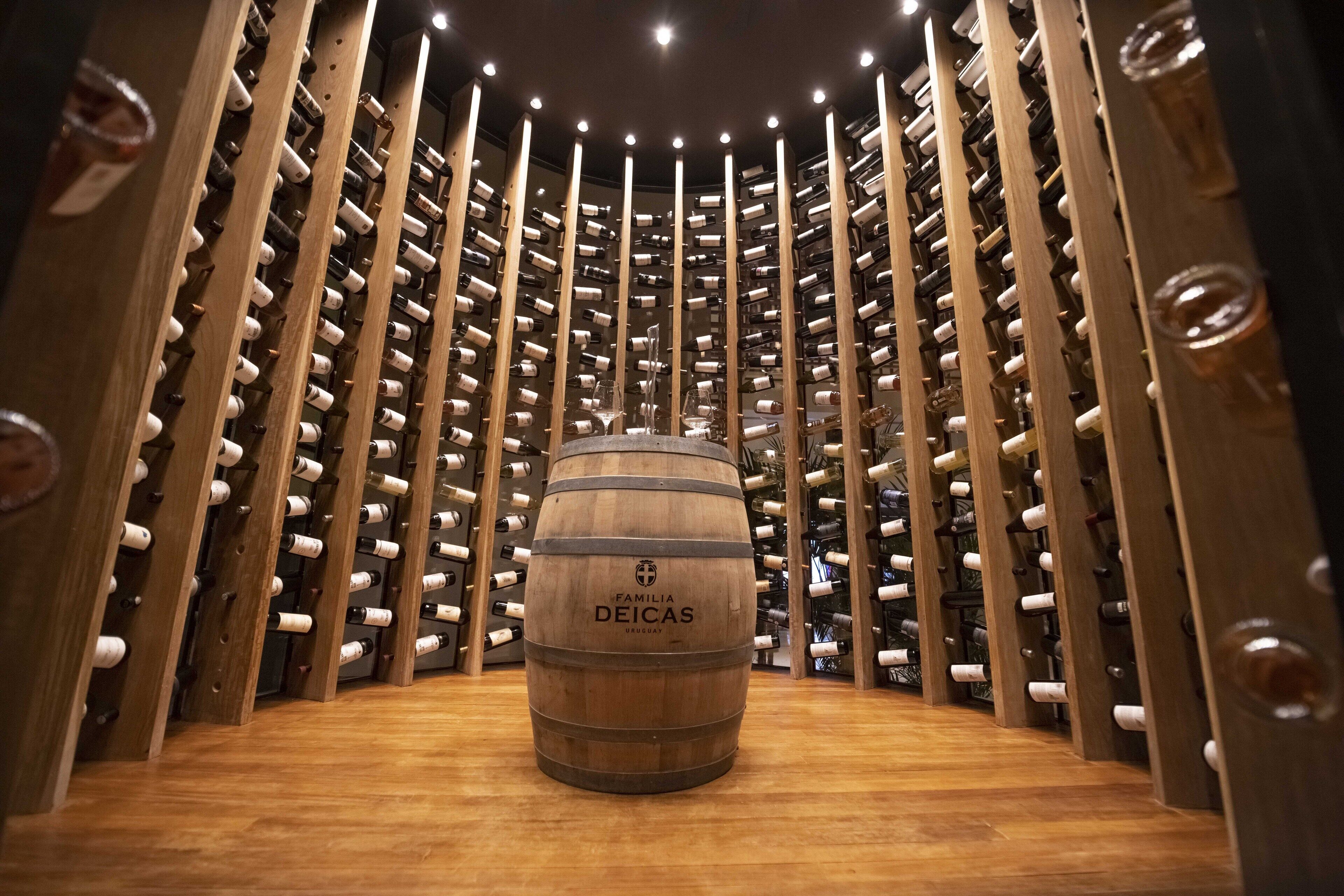 6 restaurants, breakfast, lunch, dinner served; mediterranean cuisine