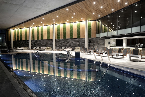 Piscina interna, piscina externa sazonal, guarda-sóis, espreguiçadeiras