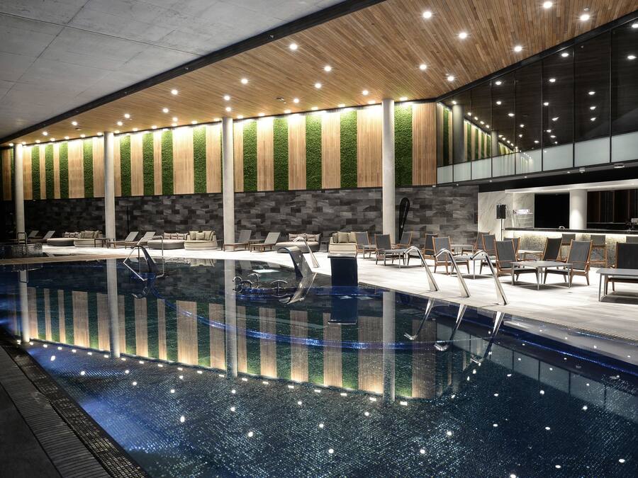 Piscina coberta, piscina a l'aire lliure de temporada i para-sols