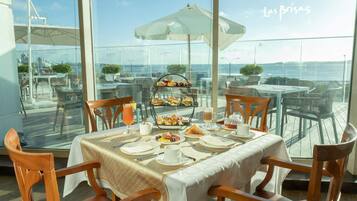 6 restaurantes; se sirve desayuno, almuerzo y cena; cocina mediterránea