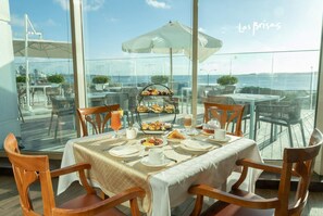 6 restaurantes; se sirve desayuno, almuerzo y cena; cocina mediterránea