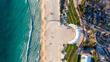 Playa en los alrededores y playa de arena blanca
