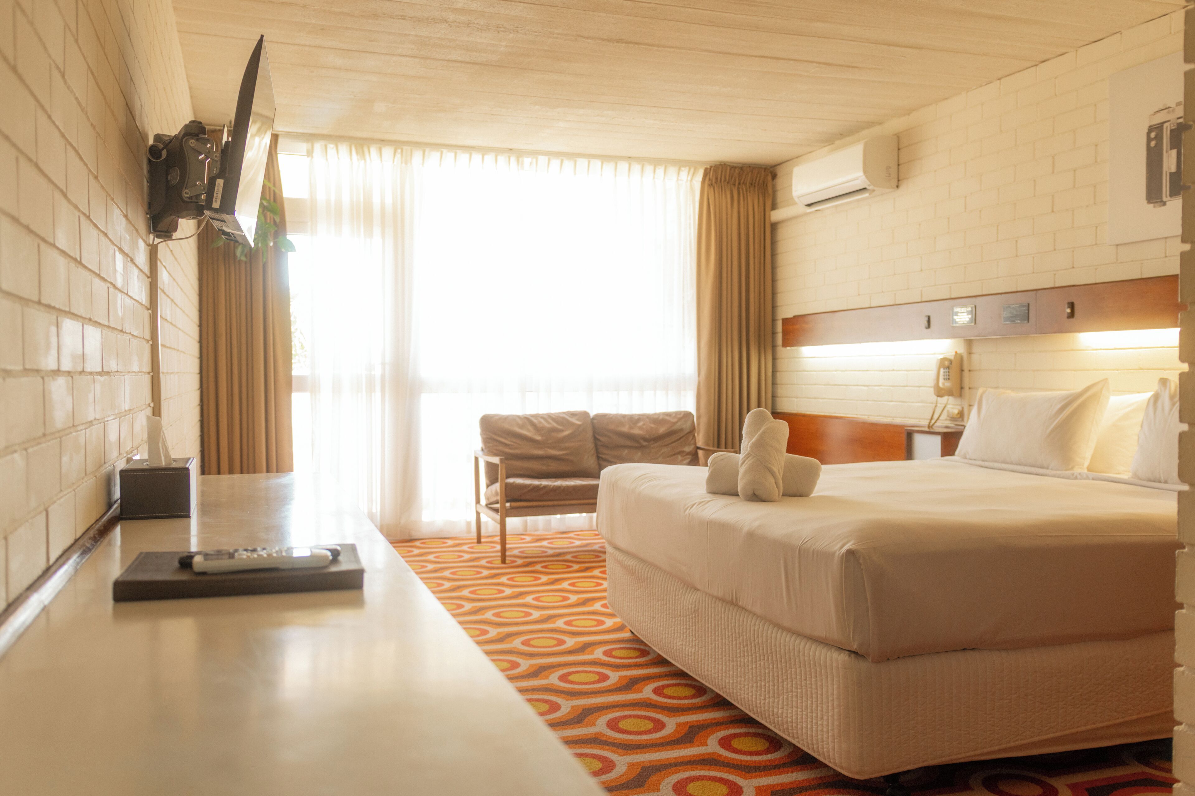 書桌、手提電腦工作空間、免費 Wi-Fi、床單