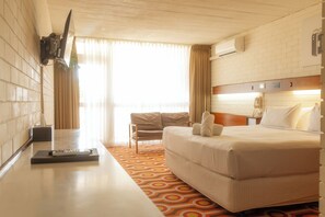 Escritorio, espacio para trabajar con laptop y wifi gratis 