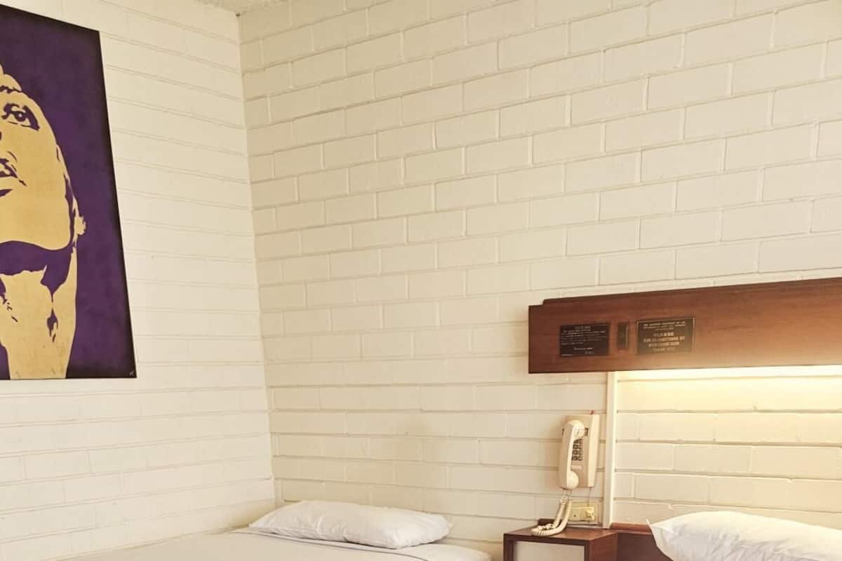 Escritorio, espacio para trabajar con laptop y wifi gratis